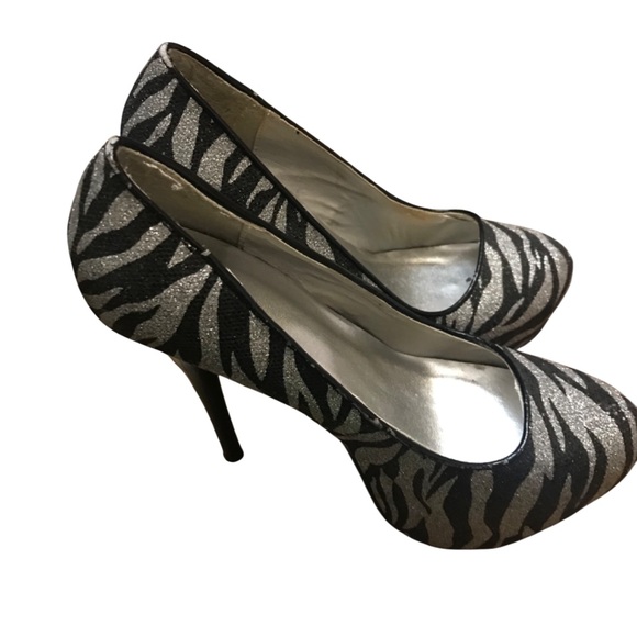 Qupid Silver & Black Pointed Toe Stiletto Women’s Size 7 Heels - Picture 1 of 9